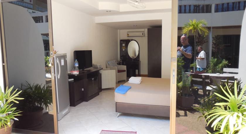 Blue Sky Patong Hotel Exterior foto