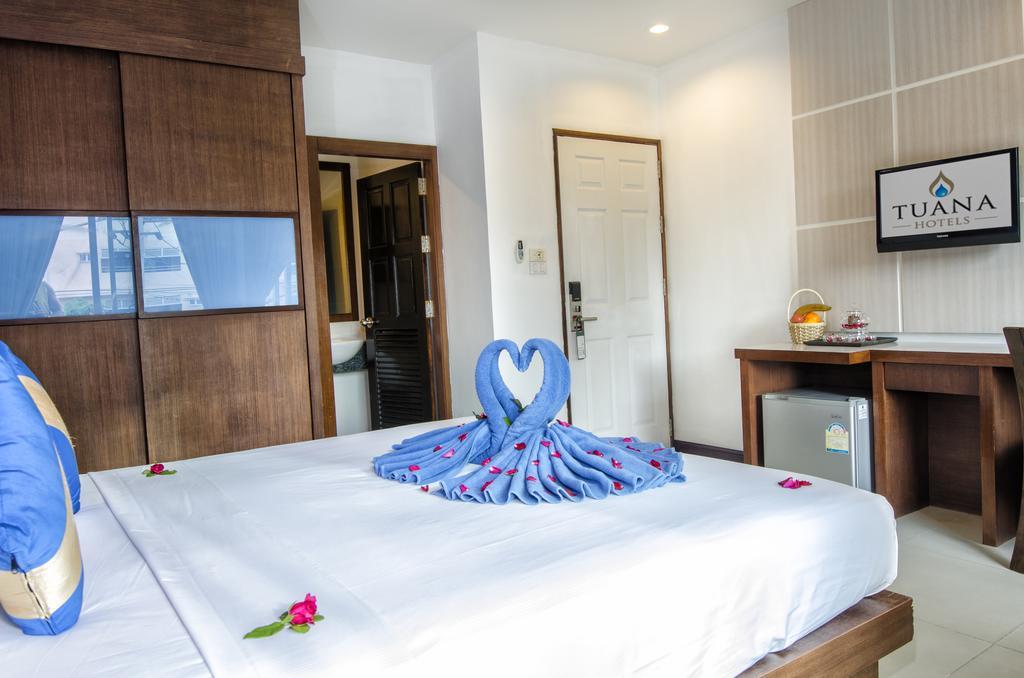Blue Sky Patong Hotel Exterior foto